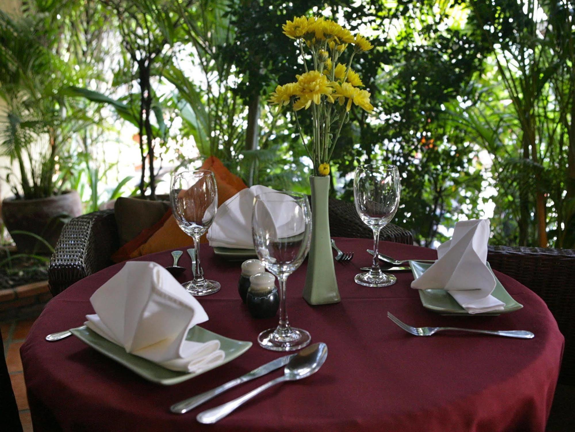 Anise Hotel And Restaurant Phnom Penh Eksteriør bilde
